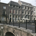 859554 Gezicht op de voorgevels van de huizen Nieuwegracht 51-53 (links) te Utrecht, met op de voorgrond de Brigittenbrug.